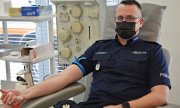 Umundurowany policjant oddaje krew