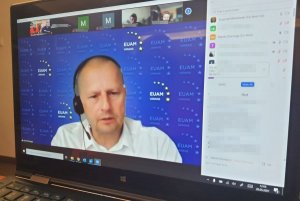 Marek Dzieżga z KGP na ekranie laptopa prowadzi szkolenie on-line