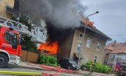 pożar budynku i służby ratunkowe  na miejscu