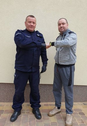 Zdjęcie przedstawia Komendanta Powiatowego Policji w Pabianicach, młodszego inspektora Jarosława Tokarskiego i aspiranta sztabowego Rafała Dzwonnika&quot;&gt;