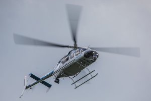 Policyjny śmigłowiec Bell 407 w czasie lotu.