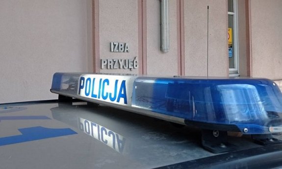 dach radiowozu policyjnego z napisem policja
