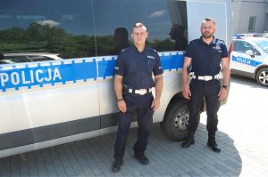 Dwaj policjanci Wydziału Ruchu Drogowego w Myśliborzu przy radiowozie