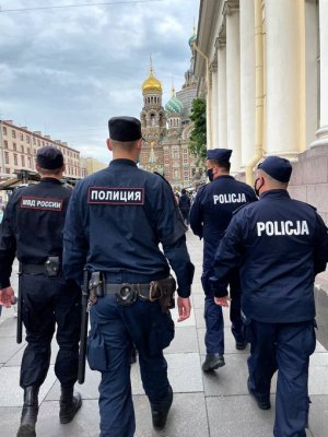Polscy policjanci wspólnie na patrolu z policjantami rosyjskimi w trakcie EURO 2020