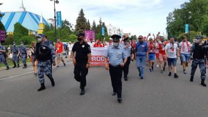 Policjanci z wielu krajów podczas marszu z kibicami z Polski