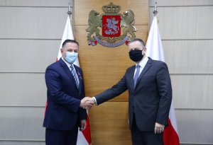 Zastępca Komendanta Głównego Policji ściska dłoń Ministrowi Spraw Wewnętrznych Gruzji Panu Vakhtangowi Gomelauri,