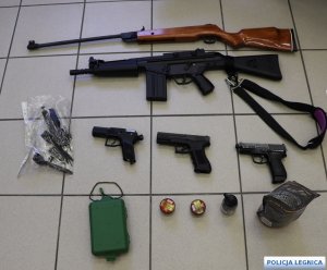 broń zabezpieczona przez policjantów poukładana na podłodze w komendzie