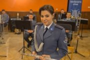 policjantka z orkiestry Komendy Wojewódzkiej Policji we Wrocławiu podczas prezentacji instrumentu