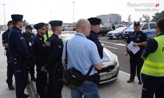 Na zdjęciu widać Komendanta Powiatowego Policji w Tarnowskich Górach młodszego inspektora Sławomira Bylickiego wraz z innym policjantami podczas odprawy służbowej odbywającej się przed terminalem lotniska