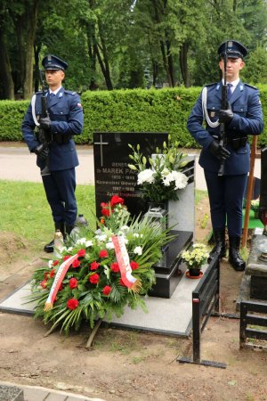 posterunek honorowy dwóch umundurowanych funkcjonariuszy stojących przy grobie generała Marka Papały