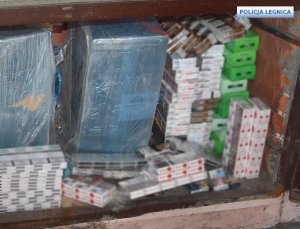 zabezpieczone kartony z nielegalnymi papierosami