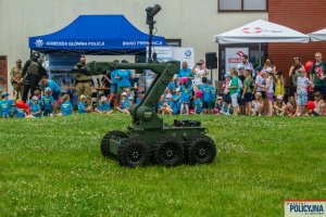 Policyjny robot pirotechniczny w tle stojące dzieci