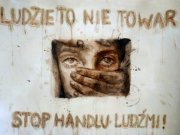 praca plastyczna - twarz zasłonięta dłonią i napis: Ludzie to nie towar. Stop handlu ludźmi!