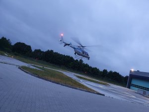helikopter wznosi się do lotu