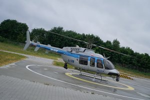 helikopter stoi na lądowisku