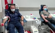 dwaj policjanci podczas oddawania krwi
