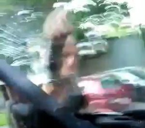 zdjęcie z klatki materiału wideo - mężczyzna uderza ręką w szybę karetki&quot;&gt;