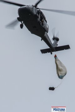 Zasobnik sprzętowy ze spadochronem wyrzucony ze śmigłowca.