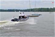 dwaj policjanci na łodzi na jeziorze - widok z tyłu