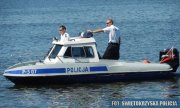 policjanci na łodzi na wodzie