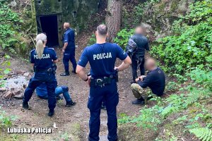 policjanci odnaleźli zaginionych mężczyzn przy wejściu do bunkra