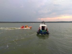 dwie łodzie ratunkowe na Zalewie Wiślanym