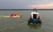 dwie łodzie ratunkowe na Zalewie Wiślanym