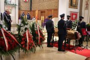 czterej policjanci stoją przy trumnie zmarłego księdza Jana Kota