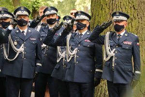 Komendanci oddają honor w trakcie pogrzebu
