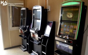 Na zdjęciu widać automaty do gier hazardowych, które są umieszczone w pomieszczeniu