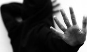 zdjęcie czarno-białe,  sylwetka osoby stojącej tyłem z wyciągniętą dłonią
