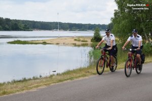 Na zdjęciu widać policyjny patrol rowerowy, który kontroluje koronę zalewu Nakło-Chechło