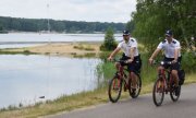 Na zdjęciu widać policyjny patrol rowerowy, który kontroluje koronę zalewu Nakło-Chechło