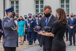 Prezydent RP Andrzej Duda wręczający odznaczenia wyróżnionym policjantom