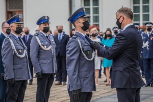 Prezydent RP Andrzej Duda wręczający odznaczenia wyróżnionym policjantom