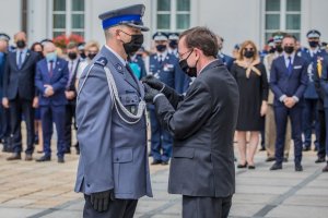 Minister SWiA Mariusz Kamiński wręczający odznaczenia wyróżnionym policjantom