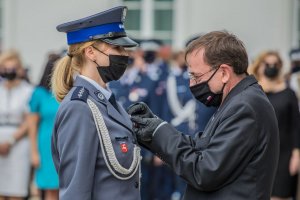 Minister SWiA Mariusz Kamiński wręczający odznaczenia wyróżnionym policjantom