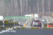 stop klatka z nagrania z videorejestratora, na którym widać z tyłu auto jadące z nadmierną prędkością