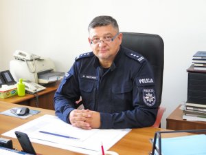 Insp. Maciej Nestoruk, Dyrektor Głównego Sztabu Policji KGP za biurkiem w swoim gabinecie.