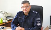Insp. Maciej Nestoruk, Dyrektor Głównego Sztabu Policji KGP za biurkiem w swoim gabinecie.