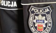 Mundur z napisem POLICJA oraz naszywką z logo Łodzi, gwiazda policyjną i napisem Komenda Miejska Policji w Łodzi