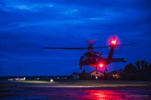 Nocny start śmigłowca S70i Black Hawk z płyty przed hangarem Lotnictwa Policji.