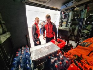 Dwóch strażaków sprawdza przestrzeń załadunkową śmigłowca S70i Black Hawk, do której zapakowano sprzęt niezbędny do akcji w Turcji.