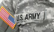 naszywka z napisem U.S. Army i naszywka z flagą amerykańską na mundurze wojskowym