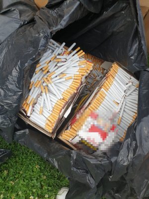 zabezpieczone przez policjantów papierosy w kartonach