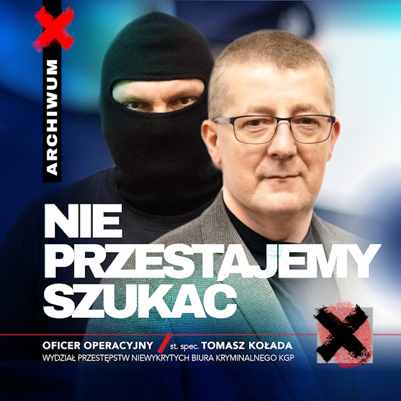 Dwaj mężczyźni, jeden w kominiarce zasłaniającej twarz. Napis: Nie przestajemy szukać.