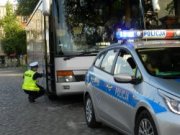 policjant przy autobusie