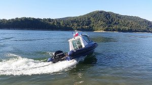 łódź policyjna na zbiorniku wodnym