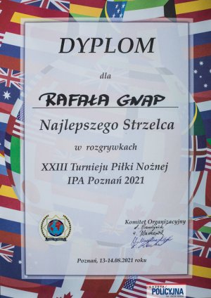 dyplom dla Rafała Gnap najlepszego strzelca w rozgrywkach 23. Turnieju Piłki Nożnej IPA Poznań 2021