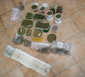 zabezpieczona marihuana i banknoty pieniężne